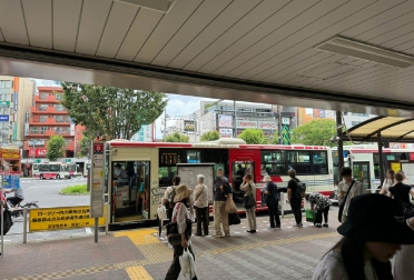 ③階段を上がると正面にバスロータリーがあります