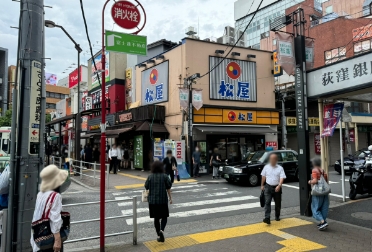 ⑤引き続きバスロータリーに沿って青梅街道沿いに向かって歩きます