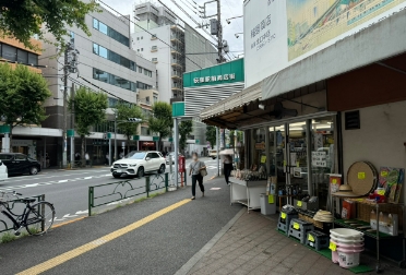 ⑥青梅街道にぶつかったら右に曲がります（青梅街道商店街の中へ）