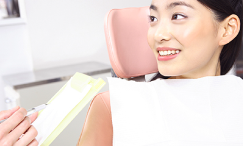 患者さまとの信頼関係を構築する歯科医師